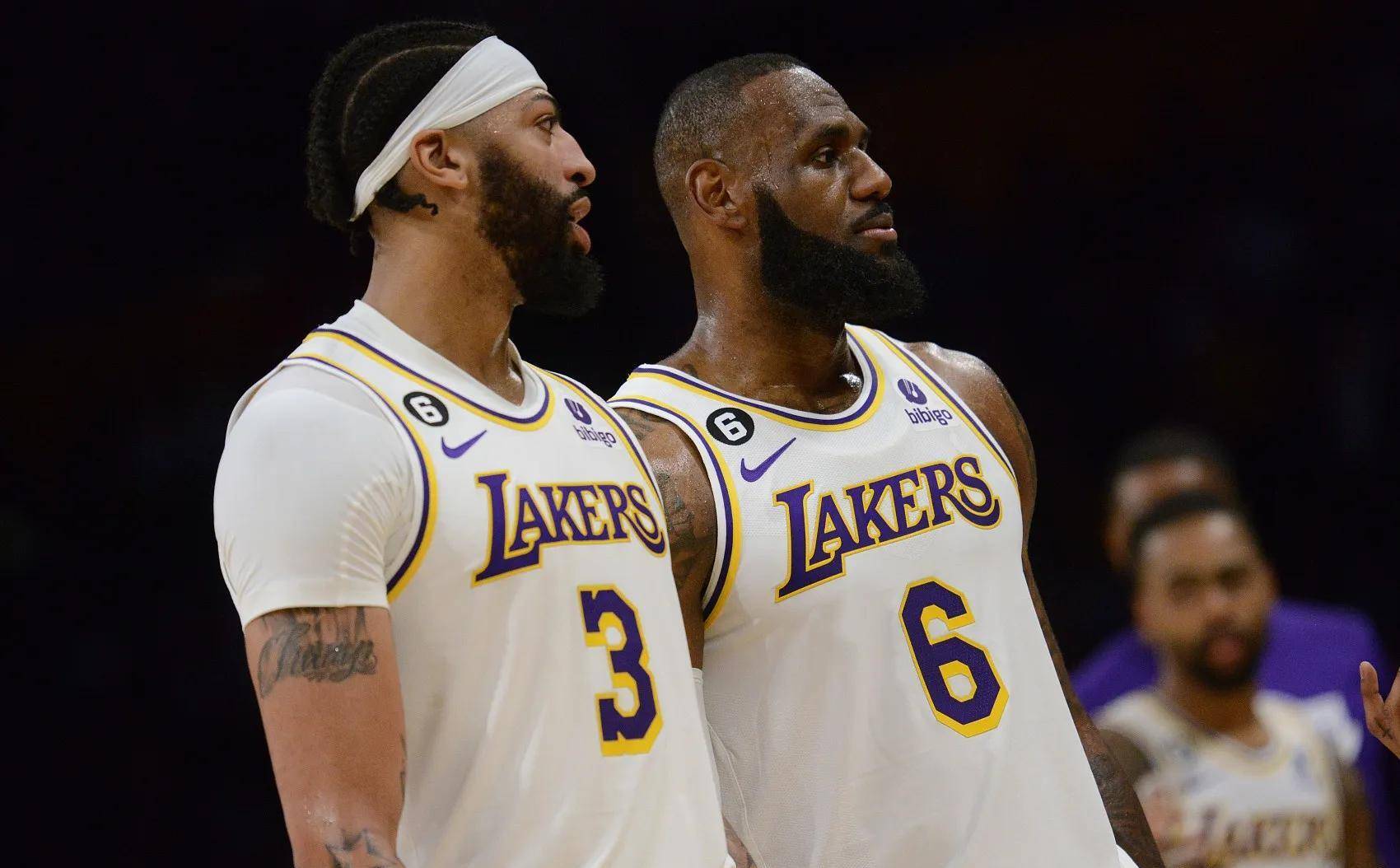 围绕他的一 围绕他的一